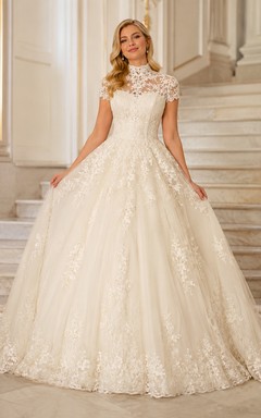 Robe de mariée de bal luxueuse en tulle avec col montant, manches courtes et application de dentelle florale.
