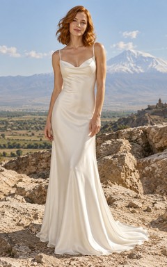 Vestido de novia sencillo de satén con escote corazón y tirantes finos, con cola.