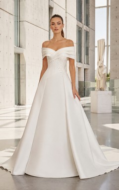 Robe de mariée en satin plissé à épaules dénudées, coupe trapèze, dos boutonné et traîne courte