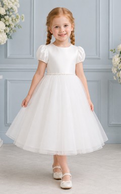 Klassisches, teelanges A-Linien-Brautkleid aus Satintüll mit Rundhalsausschnitt, Puffärmeln und Perlenverzierung für Blumenmädchen