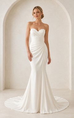 Vestido de novia largo hasta el suelo, sin tirantes, con escote corazón y fruncido en la cadera, estilo sirena.