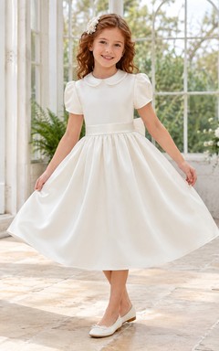 Robe de demoiselle d'honneur en satin à col Claudine et manches bouffantes, avec col bouffant et manches bouffantes.