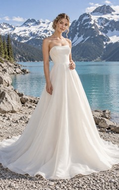 Sencillo vestido de novia palabra de honor de organza con corpiño estructurado y cola redondeada en línea A.
