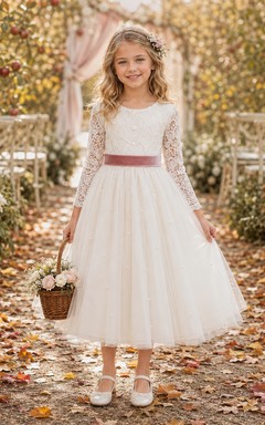 Vestido de niña de las flores para boda de otoño con corte en A, mangas largas transparentes, corpiño de encaje, falda de tul, cinta burdeos en la cintura, estilo ceremonia de otoño.