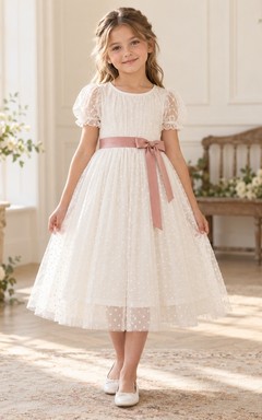 Vestido de niña de flores color marfil, corte en A, manga abullonada, estampado de lunares, pliegues y fajín de rosas.