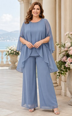 Stahlblauer, figurbetonter Chiffon-Hosenanzug in Übergröße mit weitem Bein, Rundhalsausschnitt, geschlitzten Cape-Ärmeln und asymmetrischem Lagen-Schnitt – perfekt für die Mutter der Braut.