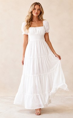 Cloud Garden Weißes A-Linien-Kleid aus Chiffon im Boho-Stil mit kurzen Ärmeln und quadratischem Ausschnitt, bodenlang.