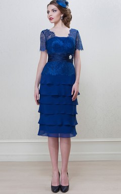Robe de mère de la mariée en mousseline à volants, manches courtes, col carré, longueur genou, manches courtes et col carré, longueur genou.