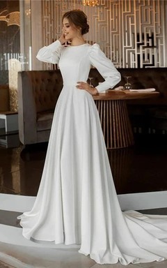 Robe de mariée blanche à col montant et manches bouffantes