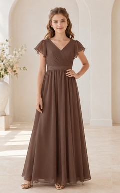 Vestido de dama de honor juvenil color topo, corte en A, escote en V, manga corta, fruncido, elegante.