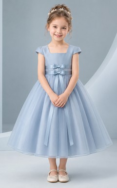 Blaues A-Linien-Kleid aus Tüllspitze für Blumenmädchen mit kurzen Ärmeln, V-Ausschnitt, wadenlangem Rock und Schleifendetail.