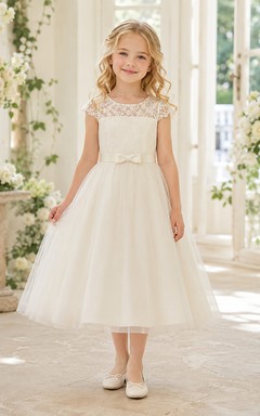 Elegantes, teelanges A-Linien-Kleid aus Tüll mit Spitzenärmeln und Schleife für Blumenmädchen bei einer Gartenhochzeit