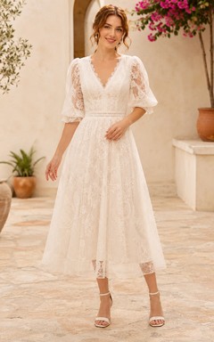Vestido de cóctel romántico vintage con escote en V, mangas abullonadas, encaje plisado, corte en A y largo hasta la rodilla.
