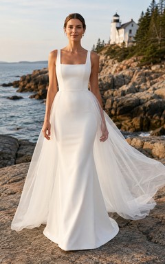 Robe de mariée fourreau en satin à encolure carrée, bretelles larges, empiècements de tulle fluide et traîne chapelle