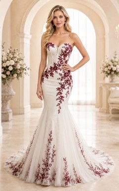 Elegantes, burgunderrotes, trägerloses Brautkleid mit Herzausschnitt, bestickter Spitze und Meerjungfrauen-Schleppe