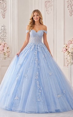Vestido de quinceañera largo hasta el suelo, azul cielo, con escote corazón, apliques de encaje, pedrería, corsé con cordones y espalda estilo gala, con hombros descubiertos.