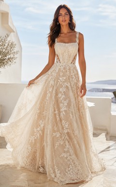 Robe de mariée romantique en dentelle à fines bretelles, coupe trapèze, dos nu et taille naturelle, idéale pour la plage
