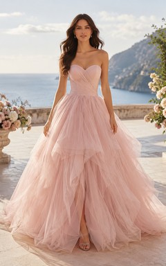 Vestido de novia catedral sin tirantes con corsé rosa empolvado y capas de tul