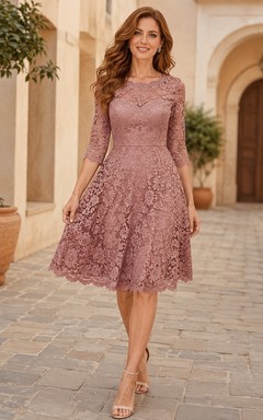 Vestido de cóctel de corte A, largo hasta la rodilla, con encaje rosa empolvado y mangas tres cuartos.