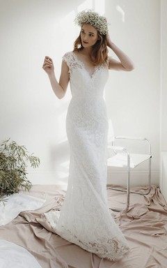 Robe de mariée fourreau en dentelle à manches courtes et décolleté en V profond avec traîne courte
