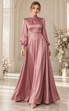 Robe de soirée en satin rose poudré à col montant et manches longues, d'une sobriété élégante.