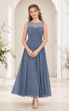 Vestido de dama de honor juvenil azul pizarra, corte en A, largo midi, sin mangas, con canesú ilusión, estilo romántico.