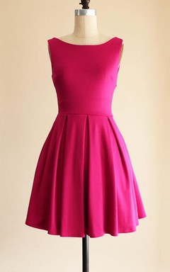 Vestido de satén plisado hasta la rodilla, sin mangas, con escote barco y corte en A, con lazo.