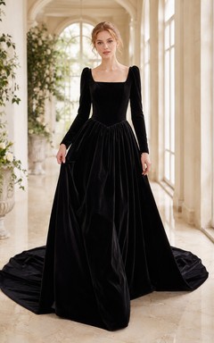 Robe de bal en velours noir à col carré et manches longues, style modeste, pour une mariée.