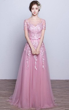 Robe longue en tulle trapèze à manches courtes avec appliques