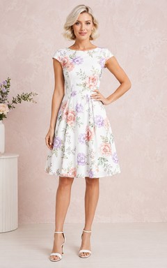 Kurzes weißes Cocktailkleid mit Blumenmuster, U-Boot-Ausschnitt und kurzen Ärmeln in A-Linie