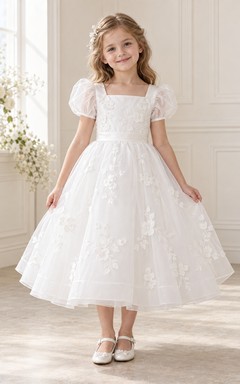 Vestido de niña de flores blanco con escote cuadrado, estampado floral, corte en A, mangas abullonadas y lazo en la espalda.