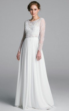 Robe de mariée bohème trapèze en mousseline et dentelle, coupe bateau, avec fronces.