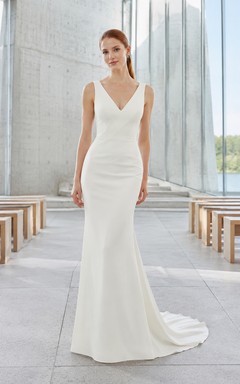 Minimalistisches Brautkleid aus Crêpe mit V-Ausschnitt und modernem Kapellen-Schnitt