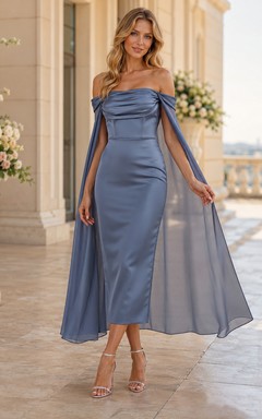 Vestido de noche de satén azul acero con hombros descubiertos y capa, largo hasta la rodilla, ideal para invitadas.