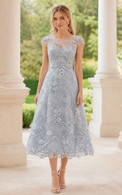Robe de mère bleu acier sobre, longueur thé, coupe trapèze, en dentelle florale.