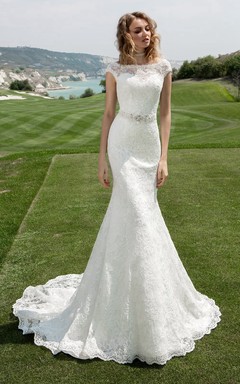 Robe de mariée fourreau modeste à encolure bateau, manches courtes et taille perlée