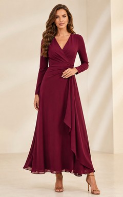 Vestido largo de gasa color burdeos con escote en V, manga larga, volantes en cascada y fruncido, corte en A, ideal para invitadas.