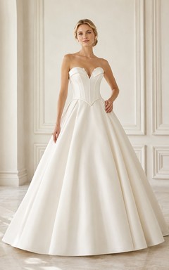 Vestido de novia sencillo de satén con corsé escultural sin tirantes y corte princesa.