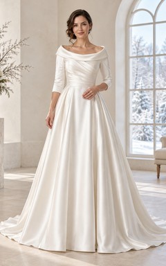 Vestido de novia de satén drapeado con cuello retrato y mangas tres cuartos