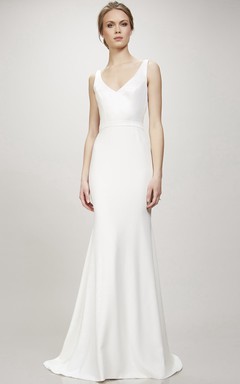 Langes, schlichtes Brautkleid mit V-Ausschnitt, Schleppe und V-Rücken