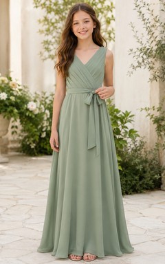 Vestido de dama de honor juvenil color celadón, corte en A, escote en V, sin mangas, de gasa, con fajín en la cintura, estilo romántico.
