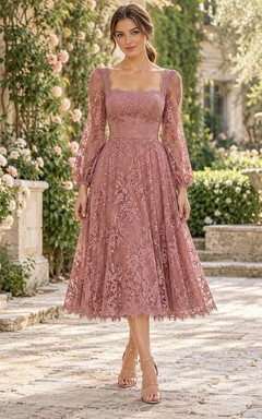 Robe d'invitée rose poudré en dentelle, longueur thé, col carré, manches longues, col carré, couleur rose poudré.