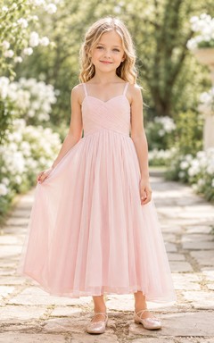 Robe de demoiselle d'honneur en dentelle rose poudré et tulle, coupe trapèze, manches courtes, col rond, longueur thé