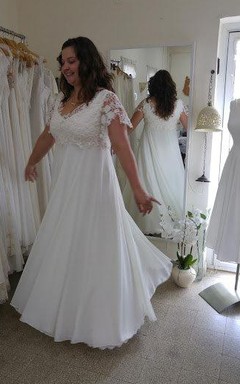 Vintage-Hochzeitskleid aus Chiffon mit V-Ausschnitt und kurzen Ärmeln in Übergröße aus Spitze