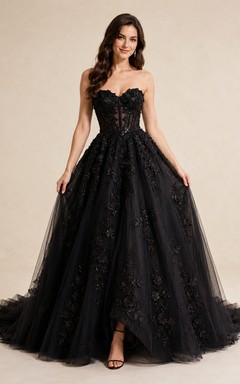 Vestido de novia clásico de gala negro con cola larga y encaje.