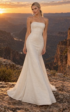 Vestido de novia de sirena sin tirantes, confeccionado en lino, con corpiño ajustado y espalda en V.