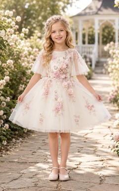 Romantisches Blumenmädchenkleid mit floralem Muster, drapierten Blütenblattärmeln, A-Linien-Rock aus Tüll, Applikationen und Teelänge