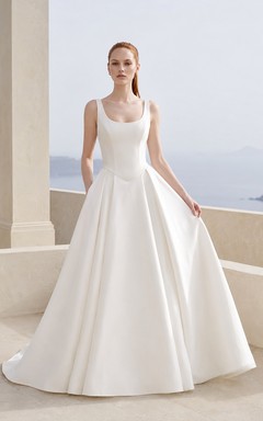 Robe de mariée blanche en satin, coupe trapèze, col rond et traîne courte