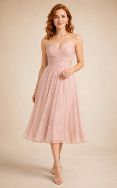 Robe de cocktail bustier en tulle rose poudré, longueur thé, coupe trapèze, avec corsage froncé en forme de cœur
