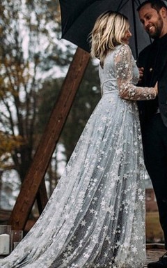Vestido sencillo azul con estrellas celestiales de tul estilo bohemio y lentejuelas brillantes.